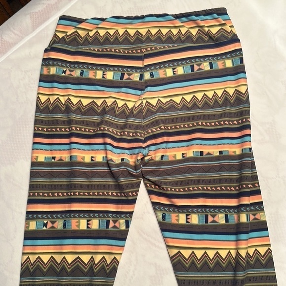 LuLaRoe T/C Aztec Leggings. - Picture 4 of 4